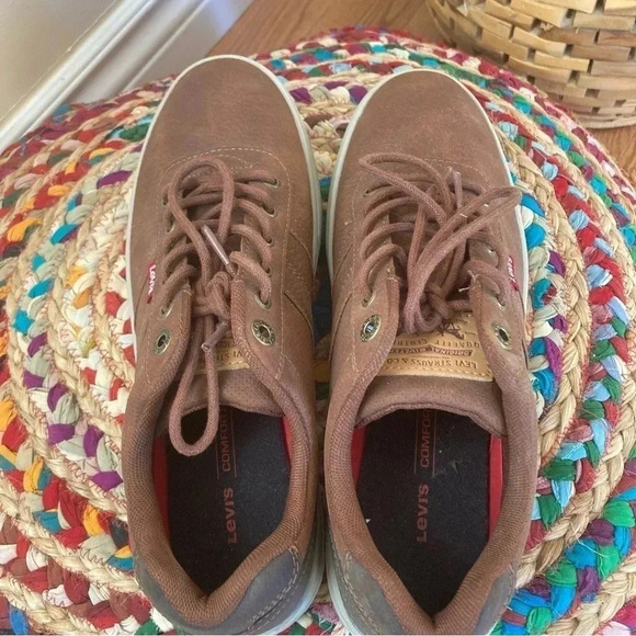 New  Levi’s tan brown sneakers - Picture 6 of 8